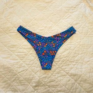 CHEEKY V BIKINI BOTTOM - BOMBSHELL BEACH